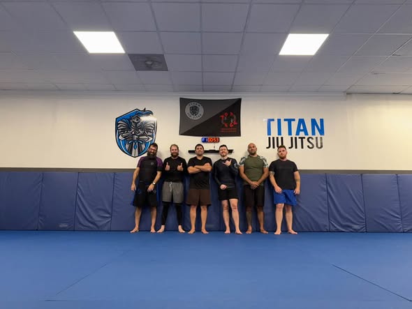 Titan adult no-gi class together on the mats